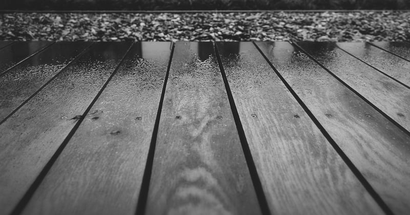 Ma terrasse en bois grise : quel produit appliquer pour la raviver